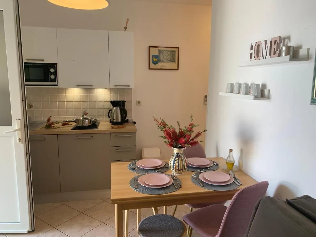 Apartment Villa Ulika - 3 Apt For 4 Persons Pula