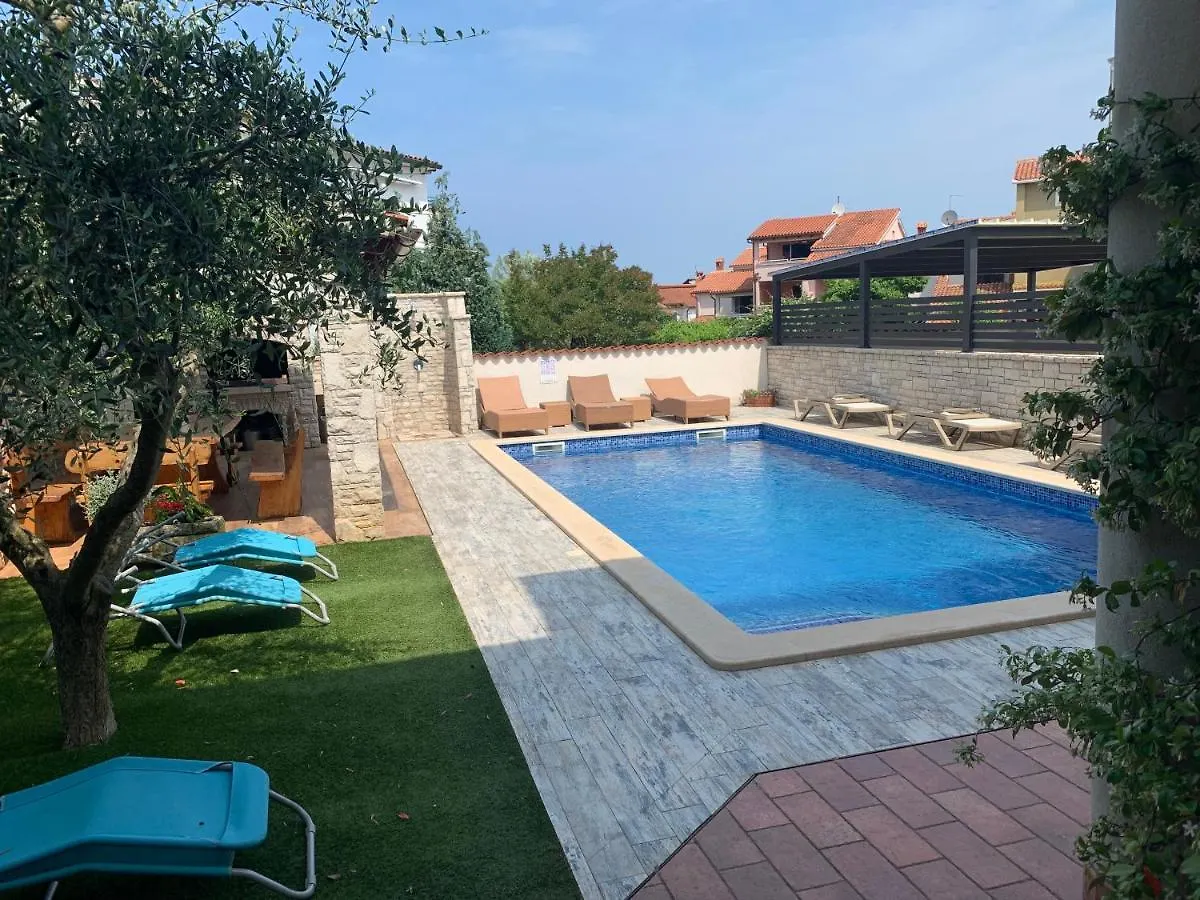 Villa Ulika - 3 Apt For 4 Persons Pula Apartment