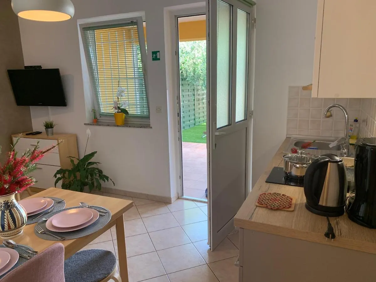 Villa Ulika - 3 Apt For 4 Persons Pula Apartment