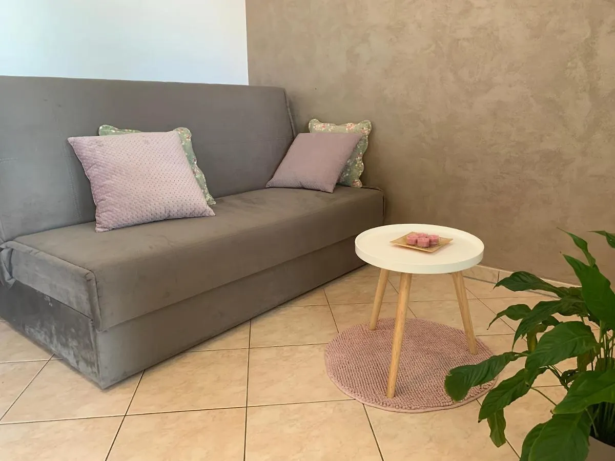 Villa Ulika - 3 Apt For 4 Persons Pula Croatia