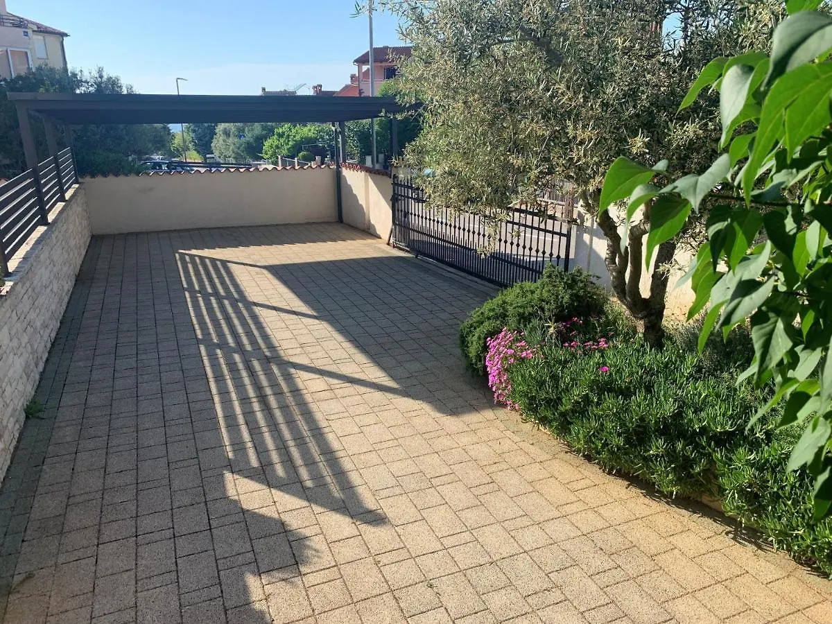 Villa Ulika - 3 Apt For 4 Persons Pula 0*,