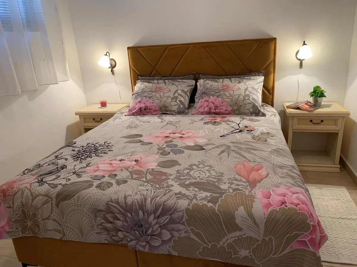 Villa Ulika - 3 Apt For 4 Persons Pula Apartment