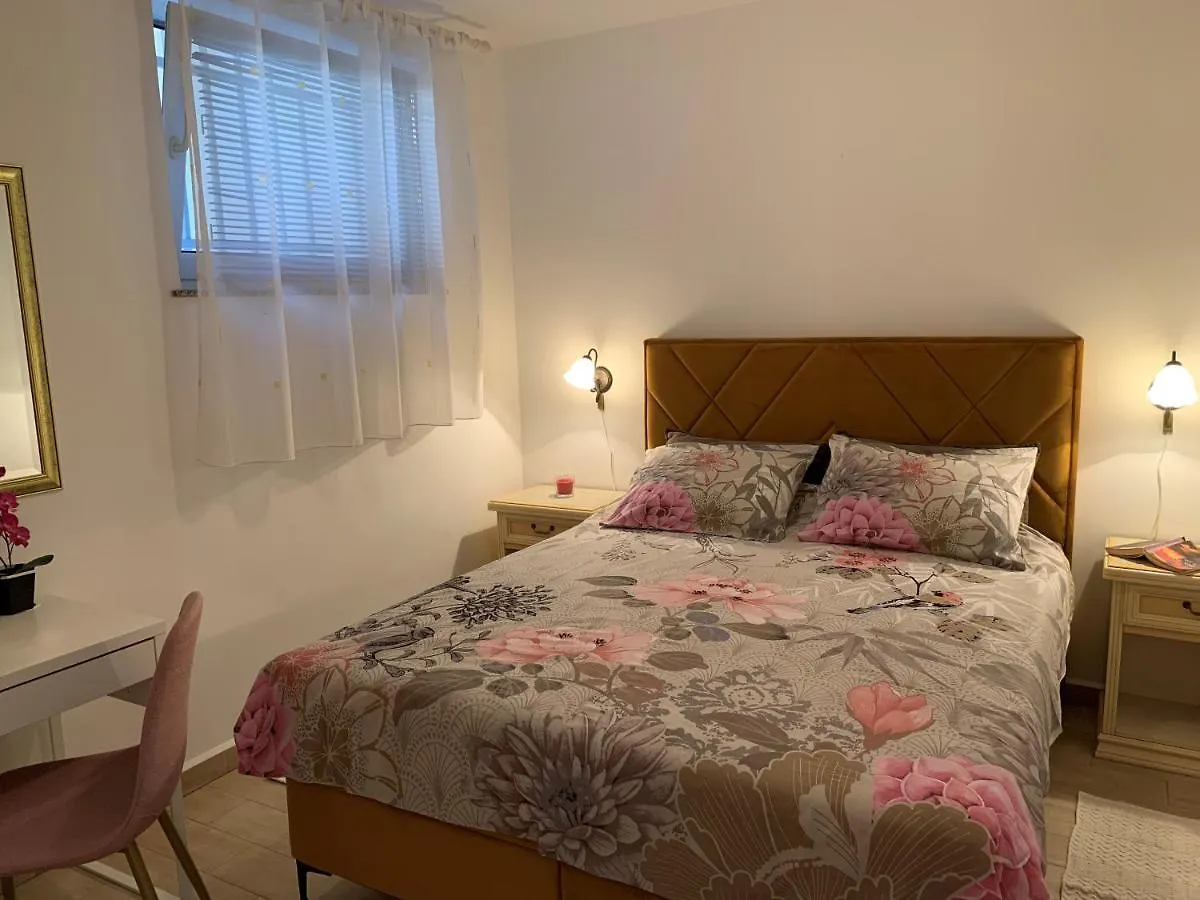 Apartment Villa Ulika - 3 Apt For 4 Persons Pula Croatia