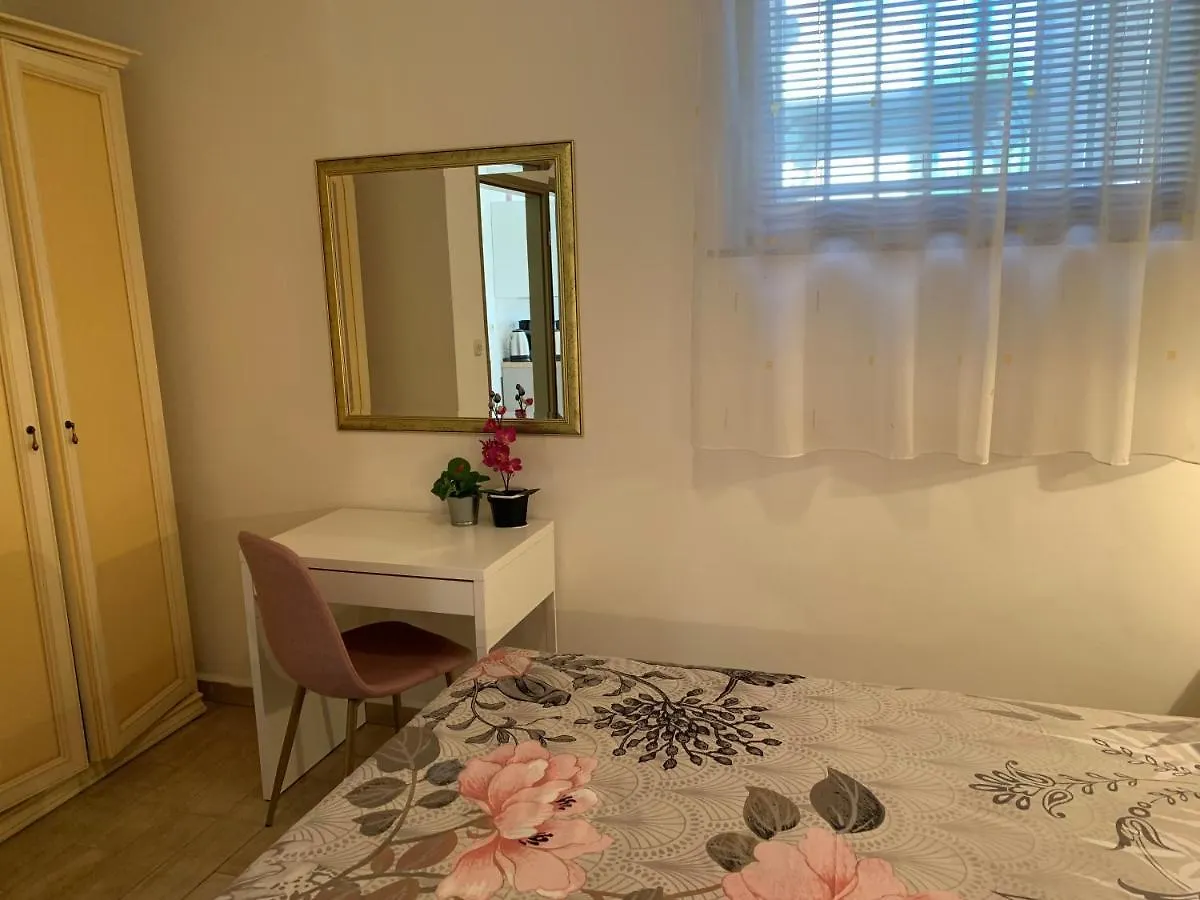 Villa Ulika - 3 Apt For 4 Persons Pula Apartment