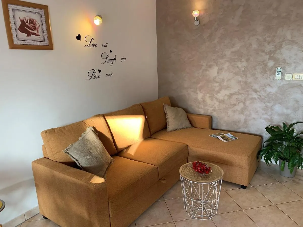 Villa Ulika - 3 Apt For 4 Persons Pula