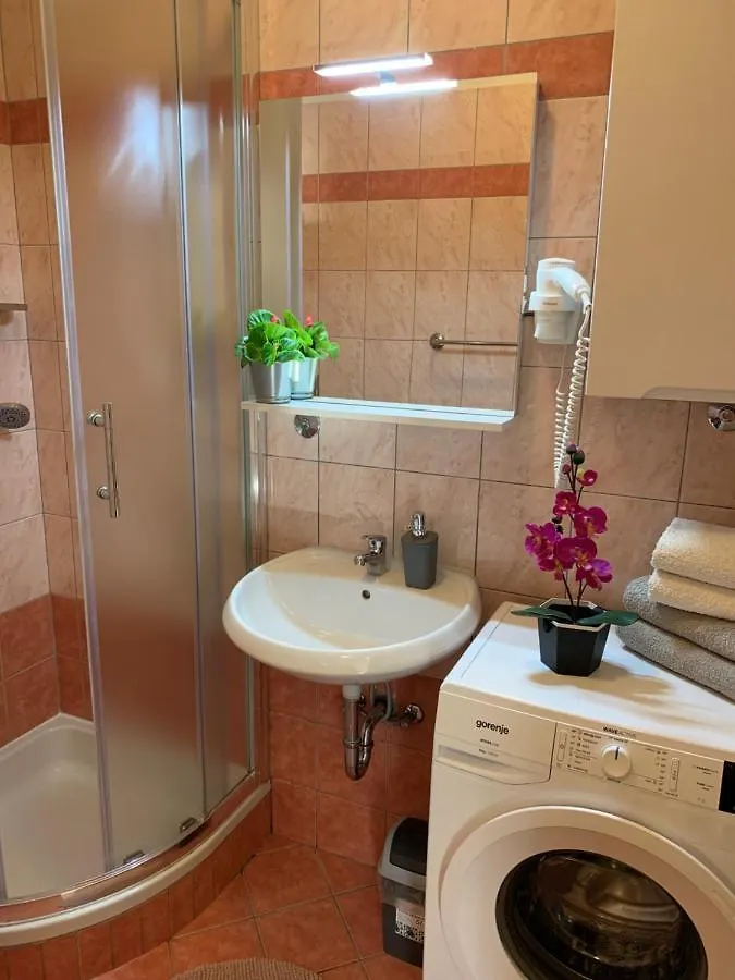 Villa Ulika - 3 Apt For 4 Persons Pula Croatia