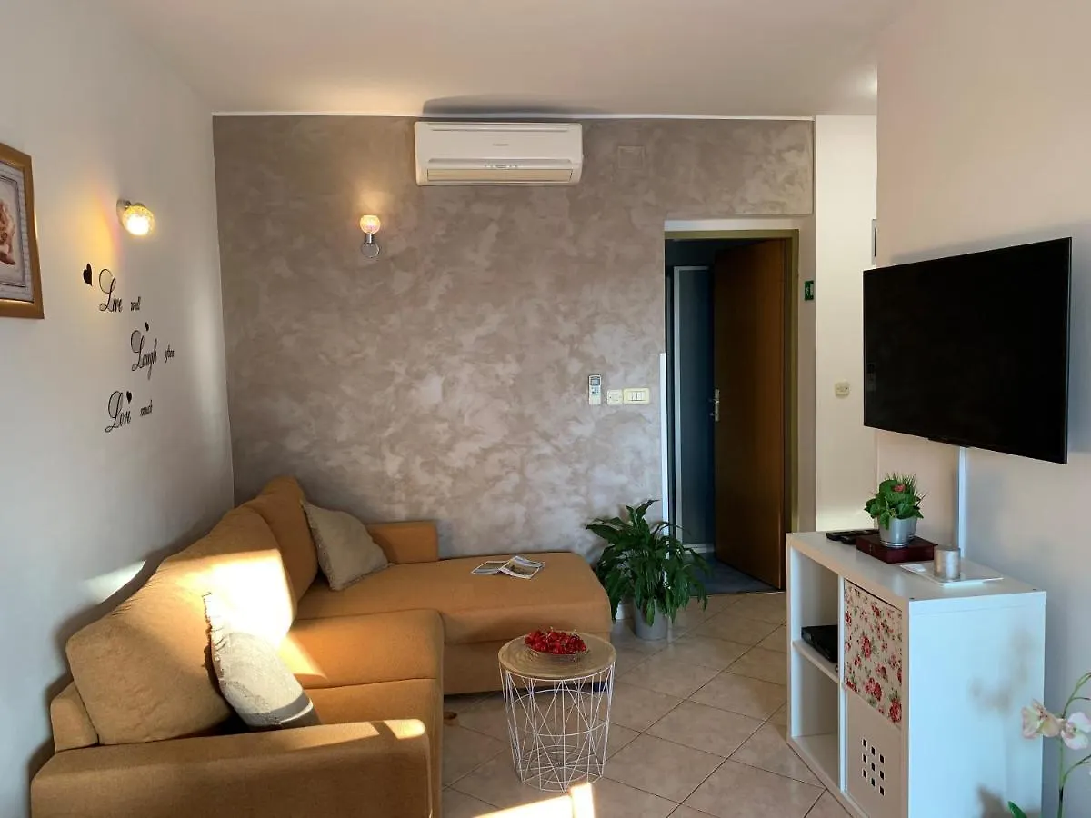 Villa Ulika - 3 Apt For 4 Persons Pula 0*,