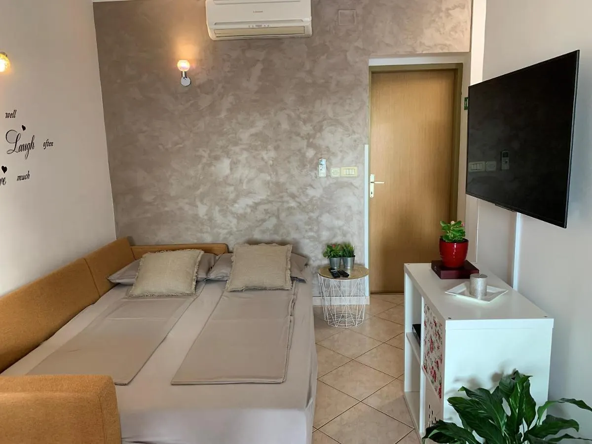 Villa Ulika - 3 Apt For 4 Persons Pula