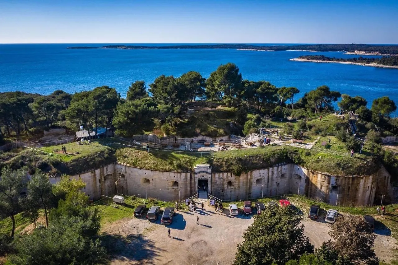 Villa Ulika - 3 Apt For 4 Persons Pula Croatia
