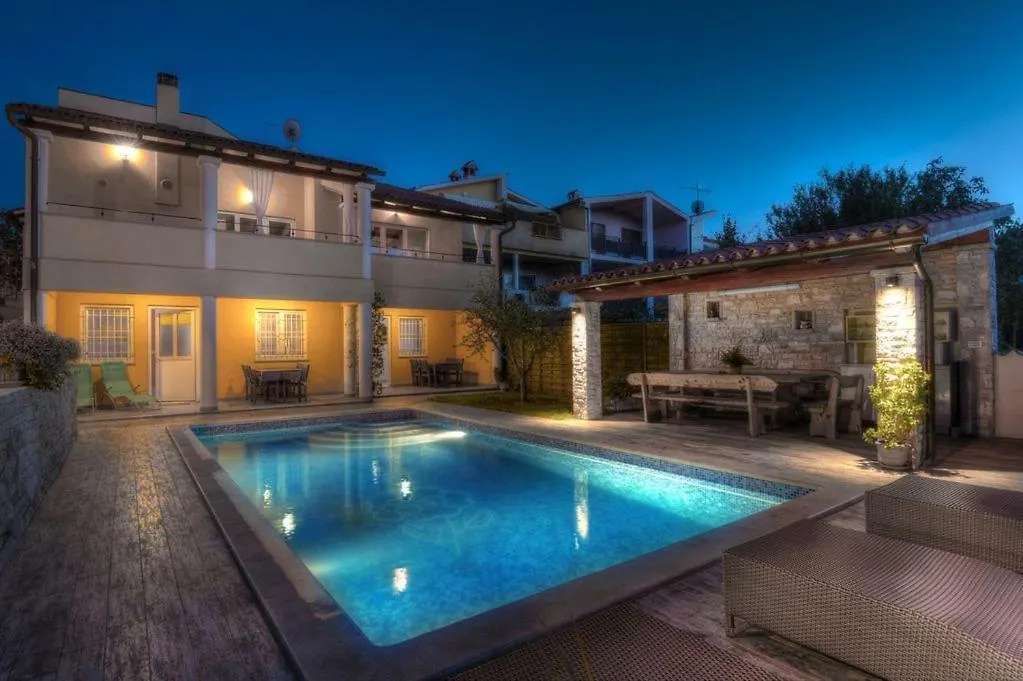 Villa Ulika - 3 Apt For 4 Persons Pula 0*,