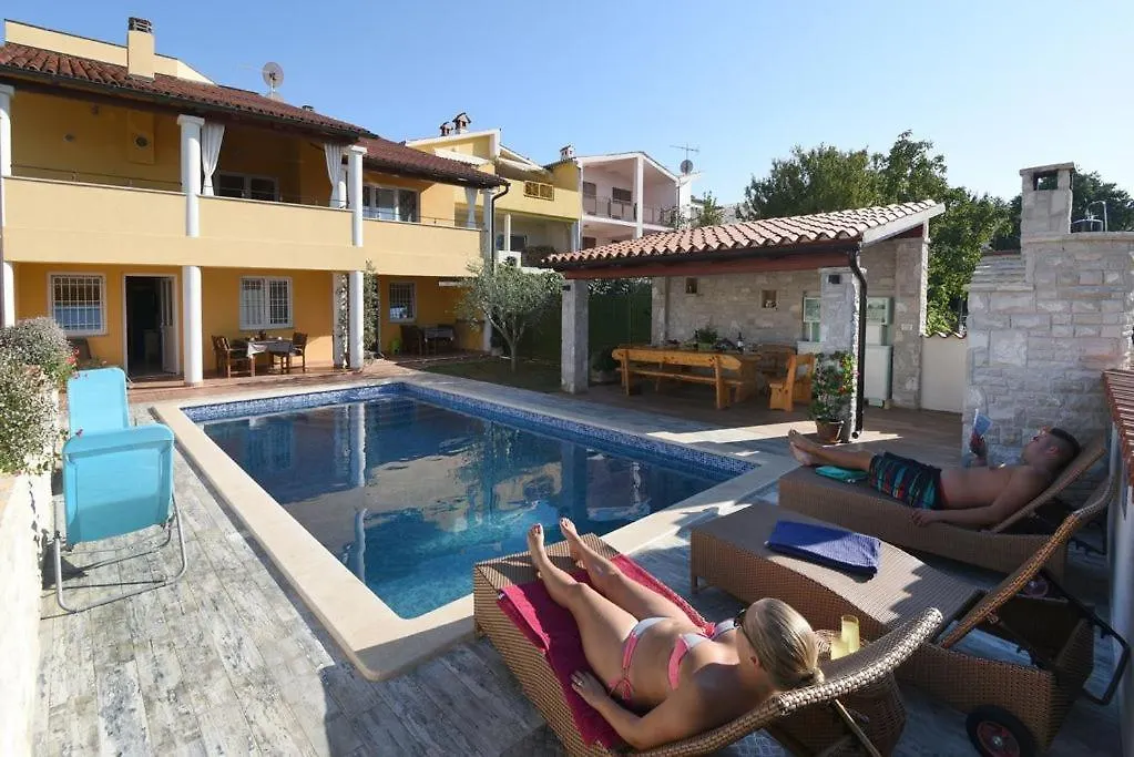 Apartment Villa Ulika - 3 Apt For 4 Persons Pula