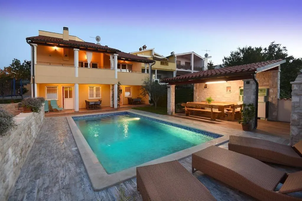 Villa Ulika - 3 Apt For 4 Persons location