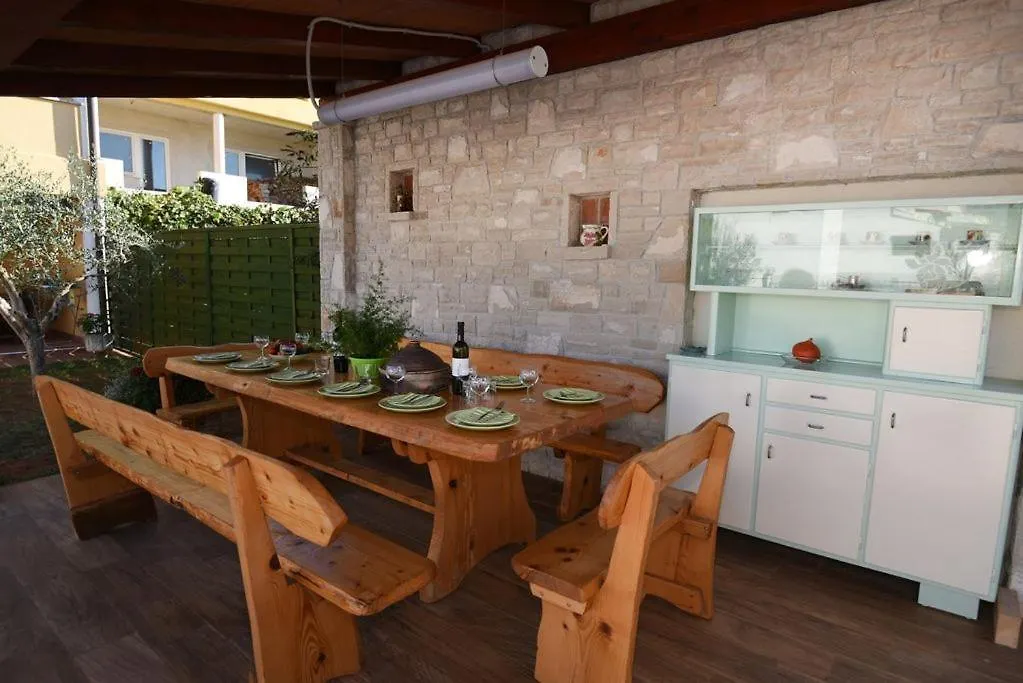 Apartment Villa Ulika - 3 Apt For 4 Persons Pula