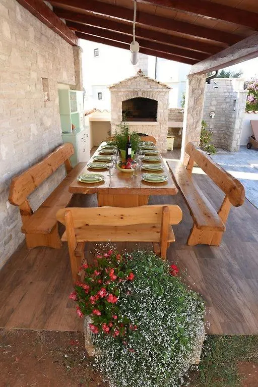 Villa Ulika - 3 Apt For 4 Persons Pula Croatia