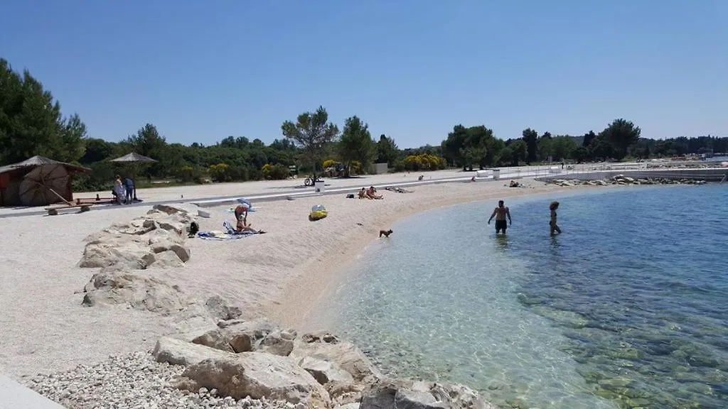 Apartment Villa Ulika - 3 Apt For 4 Persons Pula