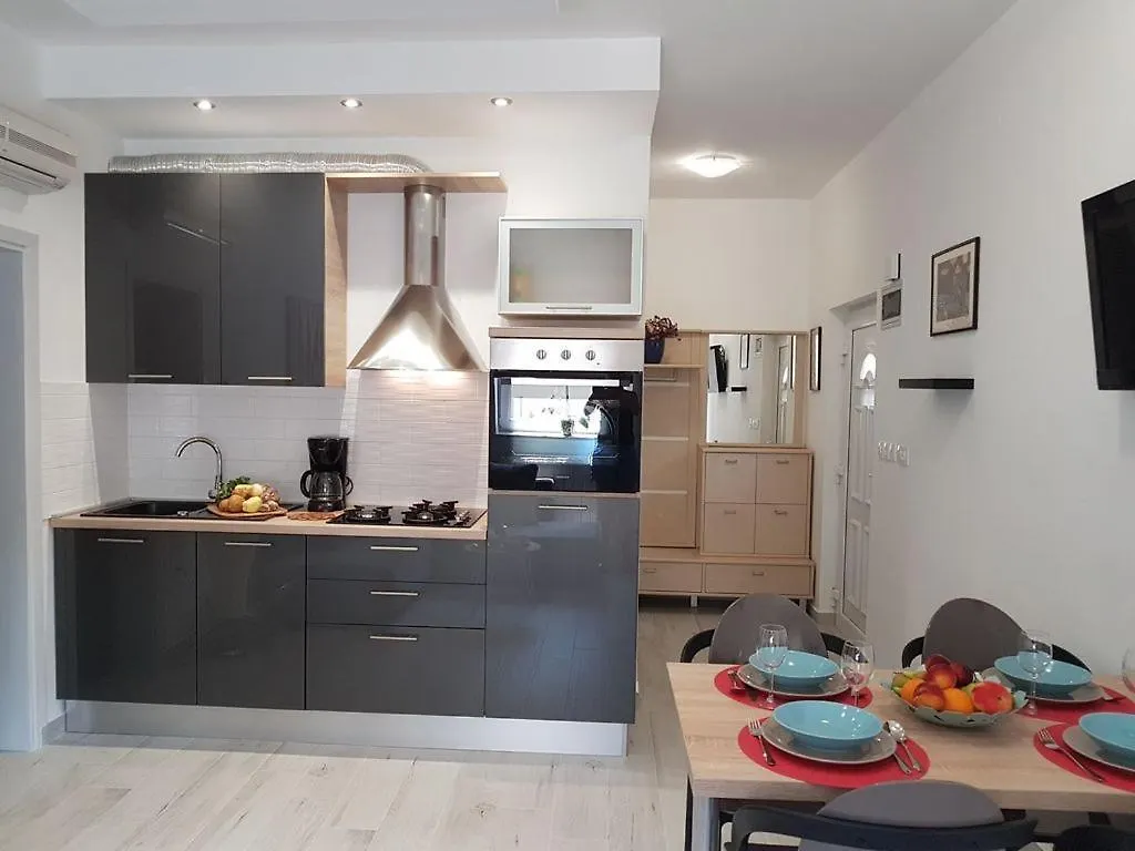 Apartment Villa Ulika - 3 Apt For 4 Persons Pula Croatia