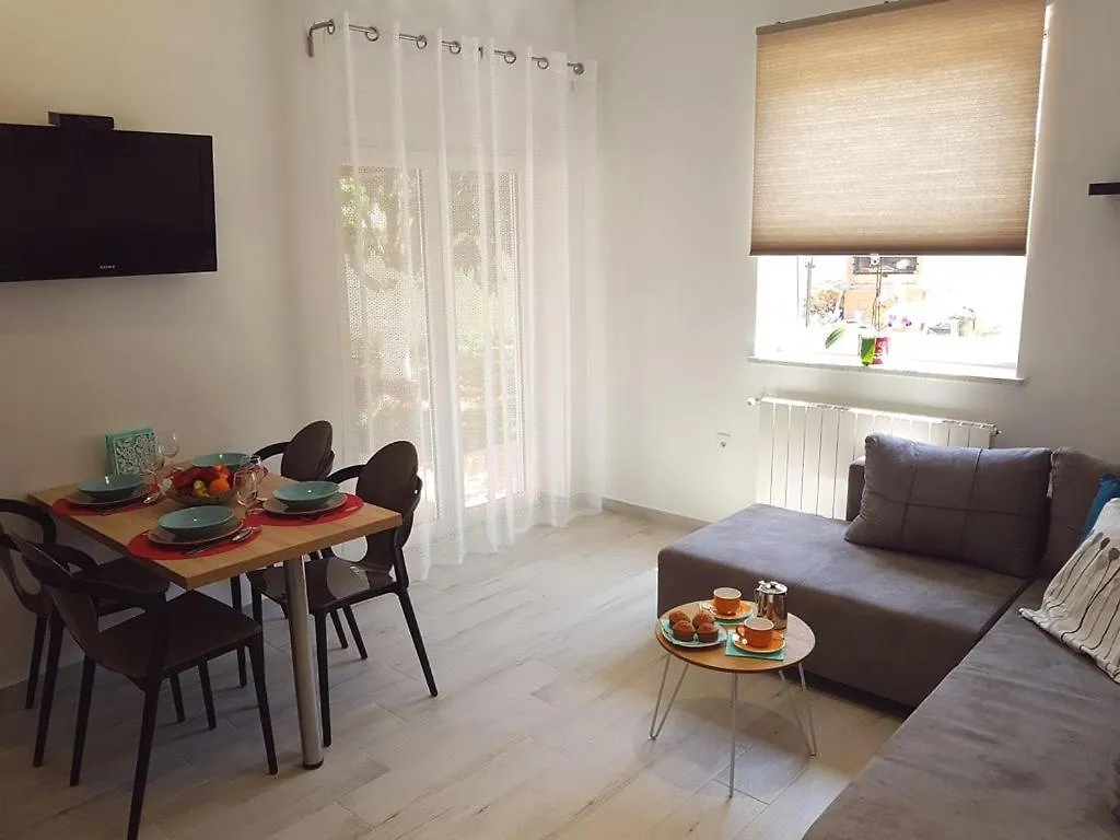 Villa Ulika - 3 Apt For 4 Persons Pula Apartment