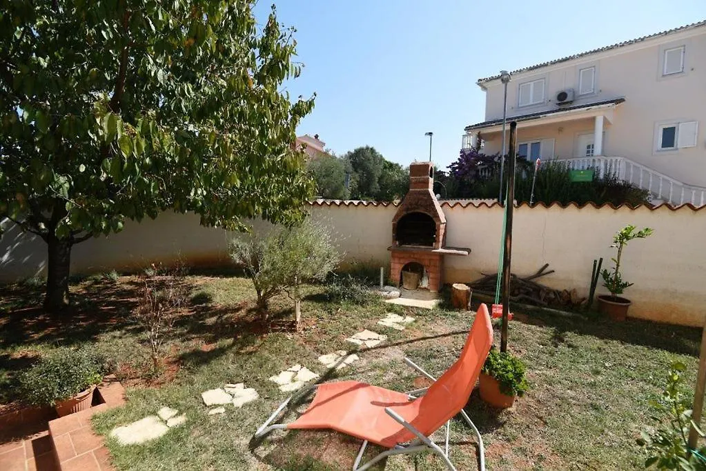 Apartment Villa Ulika - 3 Apt For 4 Persons Pula Croatia