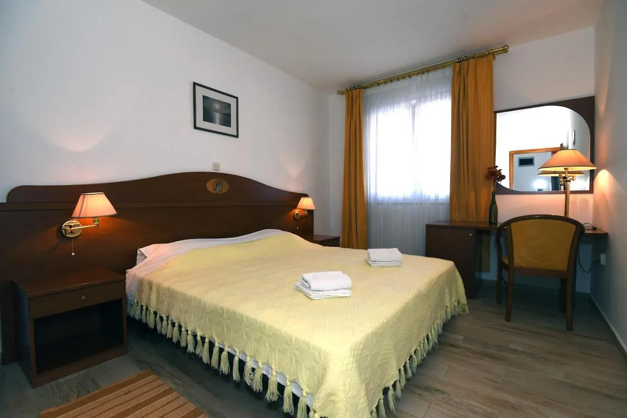 Apartment Villa Ulika - 3 Apt For 4 Persons Pula