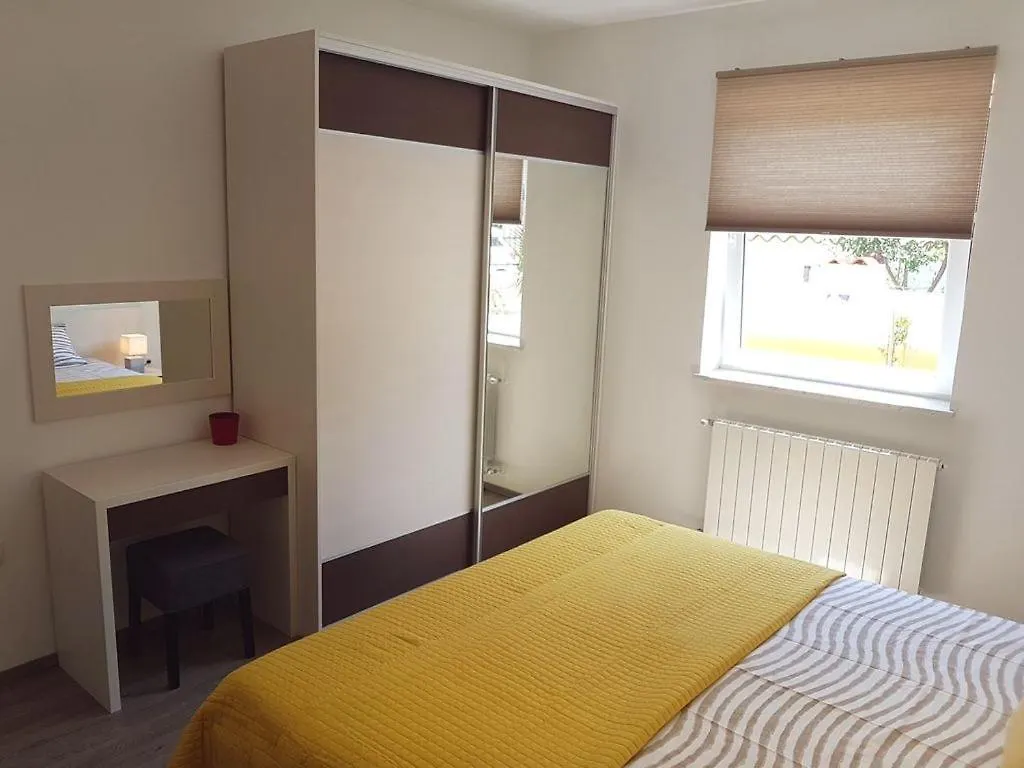 Villa Ulika - 3 Apt For 4 Persons Pula