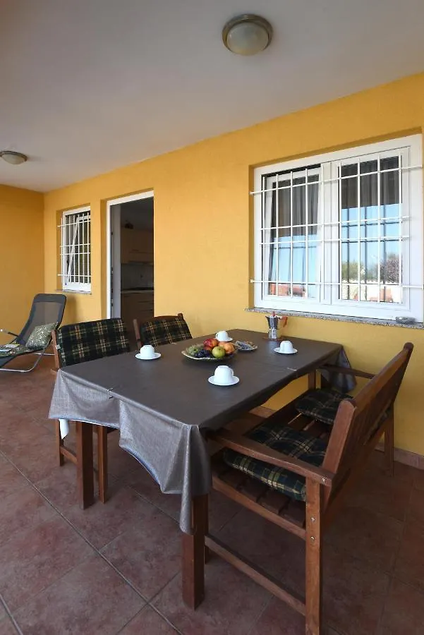 Apartment Villa Ulika - 3 Apt For 4 Persons Pula Croatia